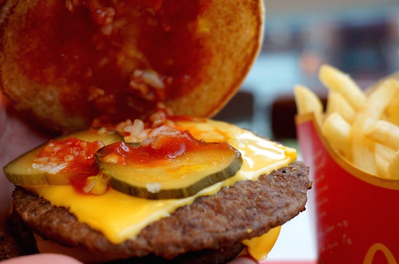 Berlin-Triple-Cheeseburger-Gurken-McDonalds