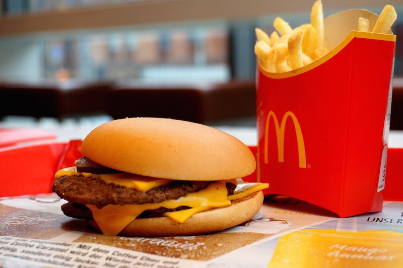 Berlin-Triple-Cheeseburger-Pommes-McDonalds