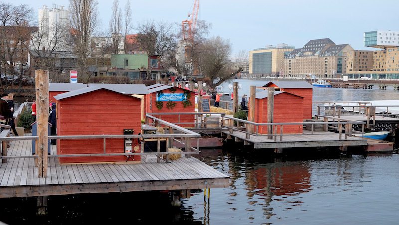 berlin-weihnachtsmarkt-2015-winterdorf-badeschiff-13