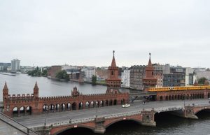 Berlin-Ramazotti-Private Roof Club-Ausblick-Oberbaumbrücke