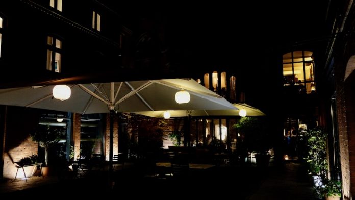 Katz Orange im Hinterhof in Berlin Mitte | Berlin Ick Liebe Dir