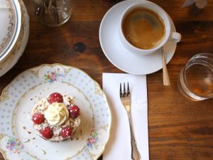 berlin_kastanientörtchen_törtchen_kaffee_von_oben_mitte