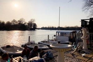 berlin-koepenick-als-bootsverleih-bar-am-wasser