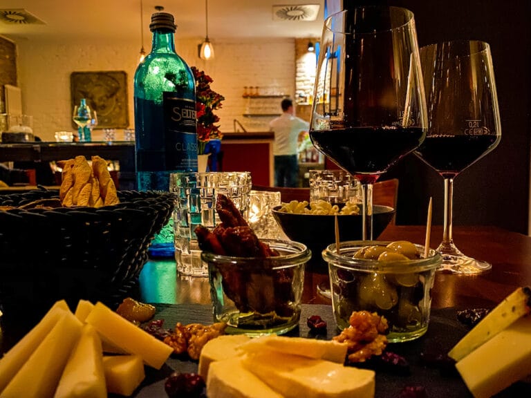 Ausgewählte Weine in der Barrel Weinbar in Friedrichshain BERLIN ICK